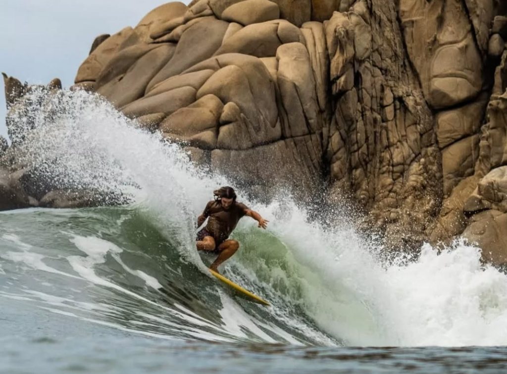 Primitive surfboards, planches de surf faites main à Léon dans ls Landes et utilisable à l'étranger comme ce bel éphèbe